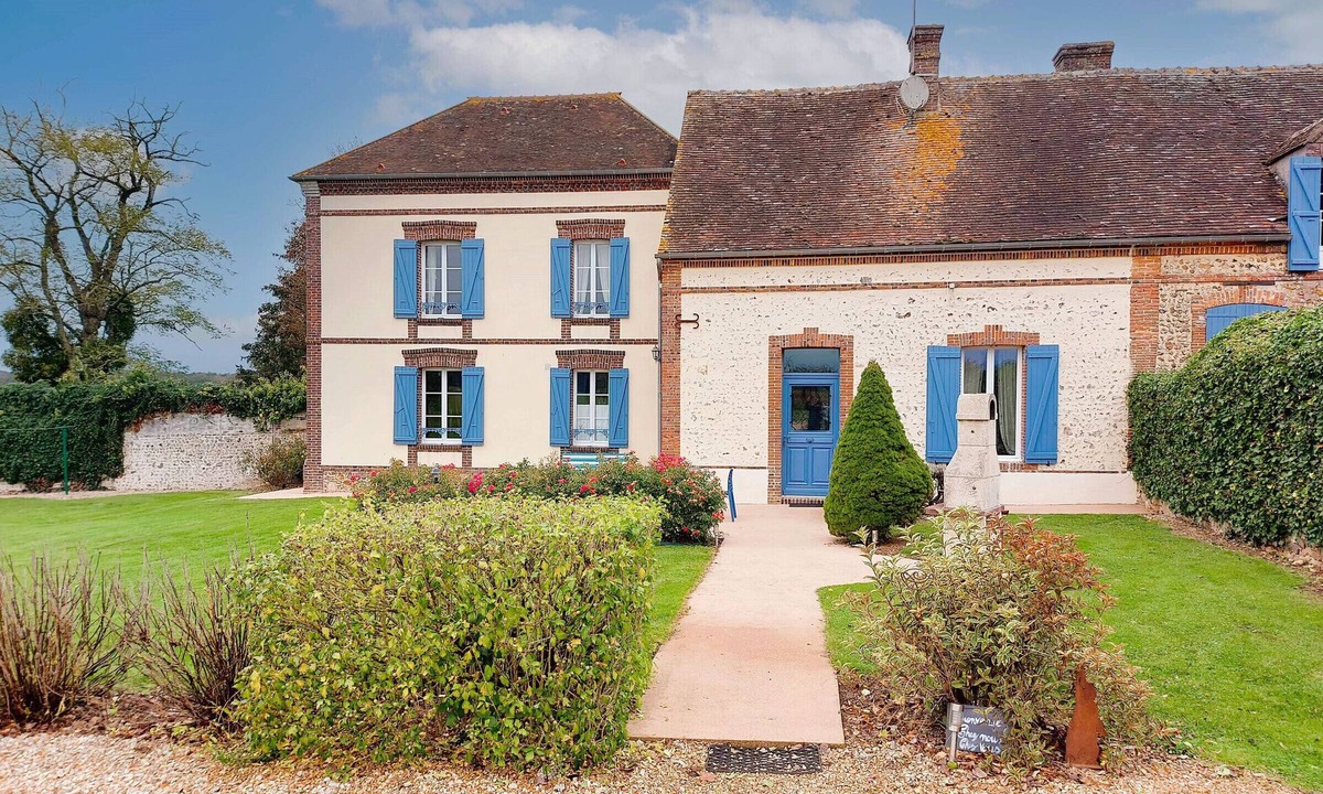 La Chapelle-Fortin Cottage | Charming Farmhouse with Private Pool & Garden near Paris