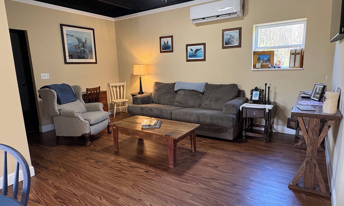 Milton Apartment | Charming farmhouse-barndominium in delightful Maurice with full kitchen,AC,WiFi