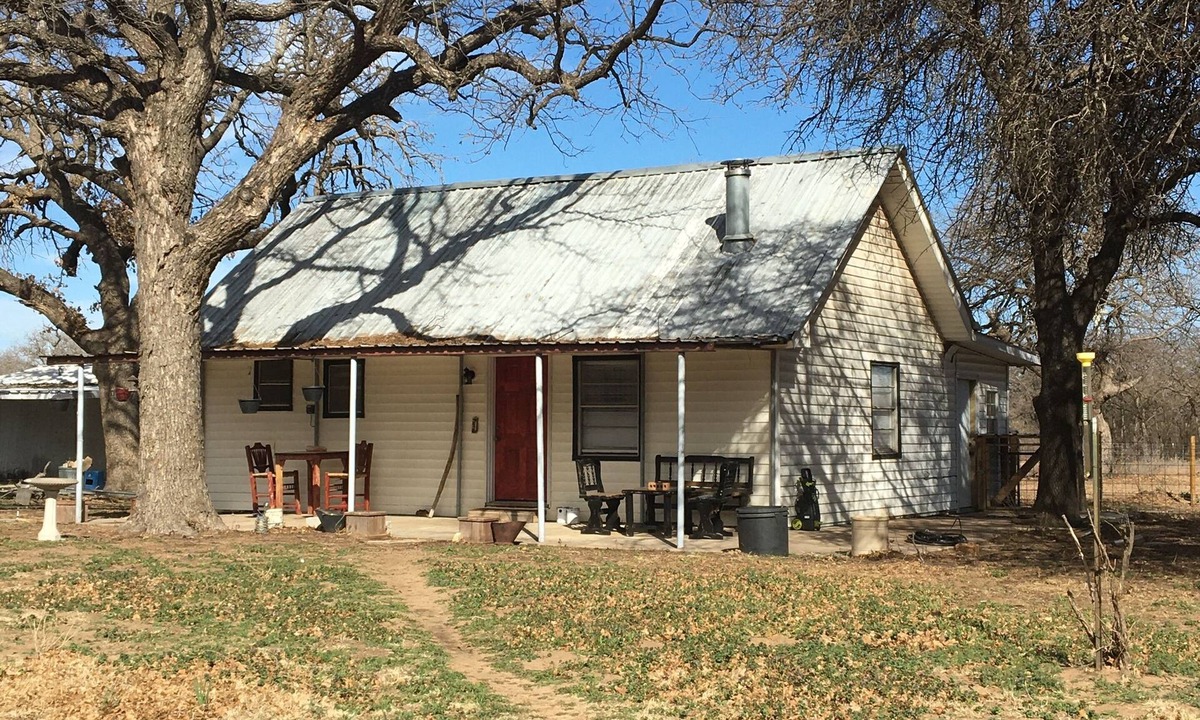 Baird Other | Charming farmhouse in tranquil Baird with AC