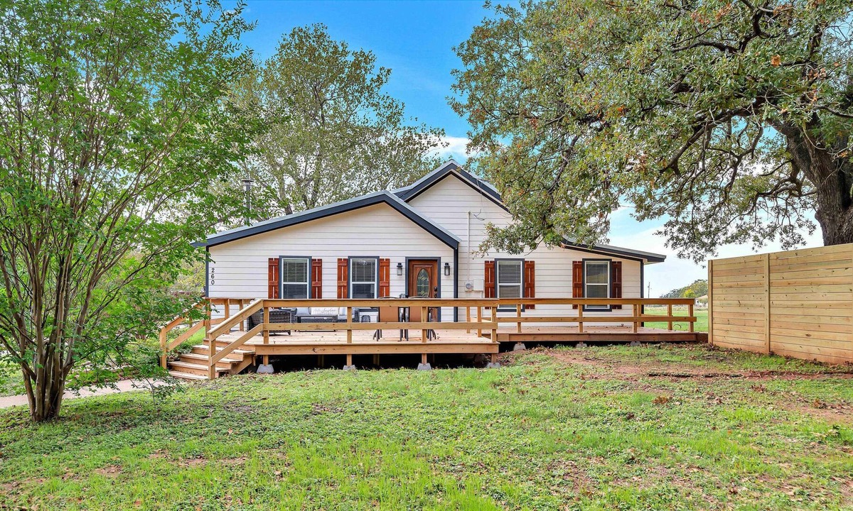 Waco House | Charming Farmhouse: Unplug, Unwind, Explore Waco