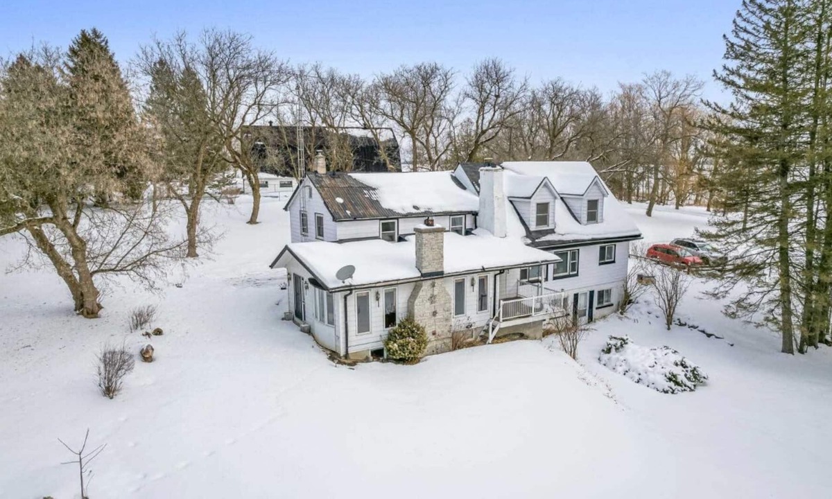 Caledon House | Charming Farmhouse With Open Space