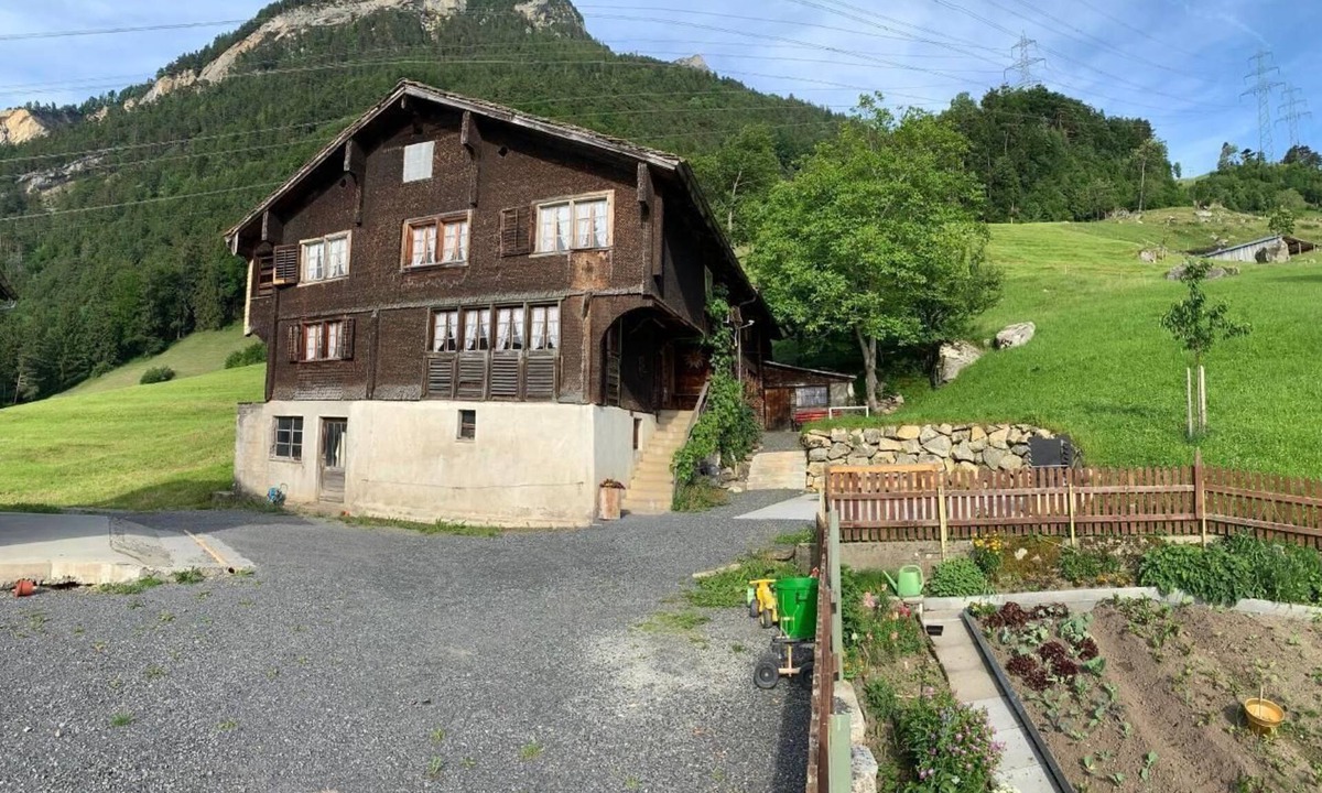 Sisikon Ski Chalet | Charming farmhouse with beautiful mountain panorama