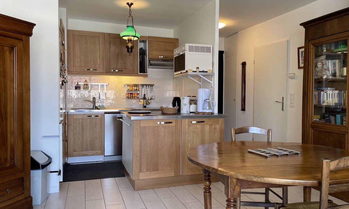 Saint-Ouen Apartment | Charming flat just outside Paris w Private free Parking