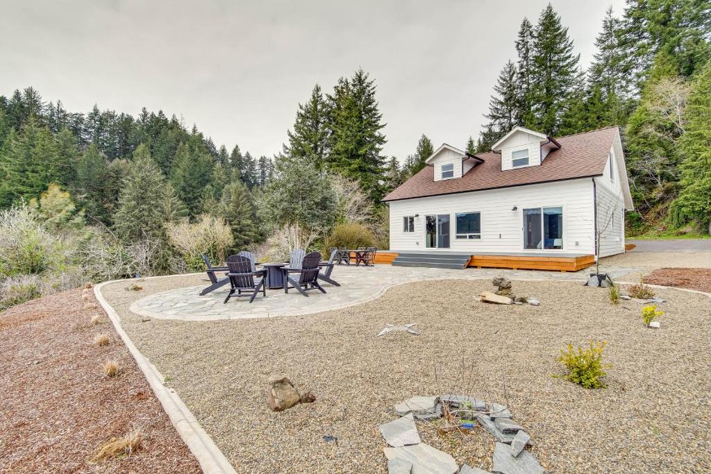 Florence House | Charming Florence Home w/Fire Pit & River Views!