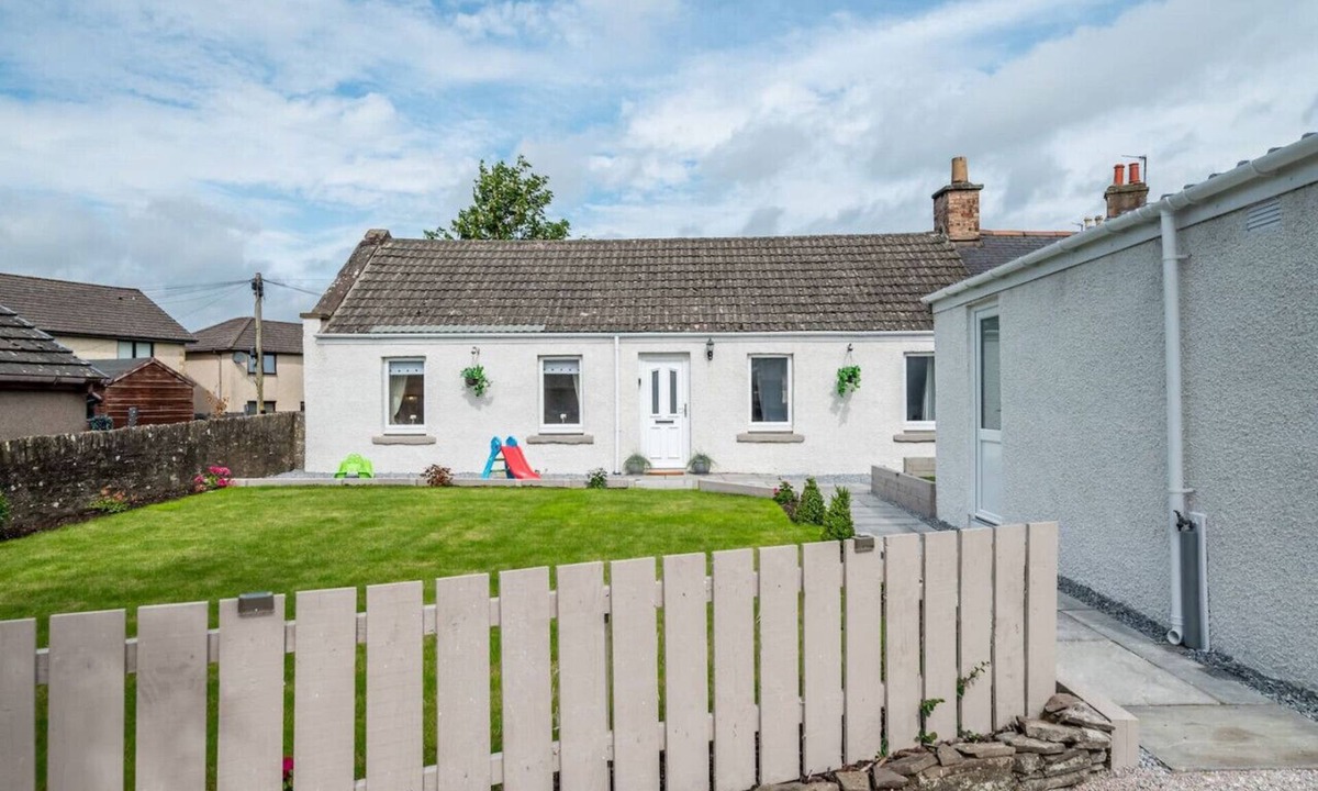 Forfar House | Charming Forfar House + Hot Tub