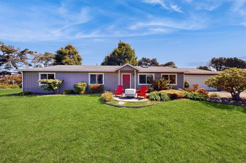 Cleone House | Charming Fort Bragg Home with Ping-Pong & Fire Pit