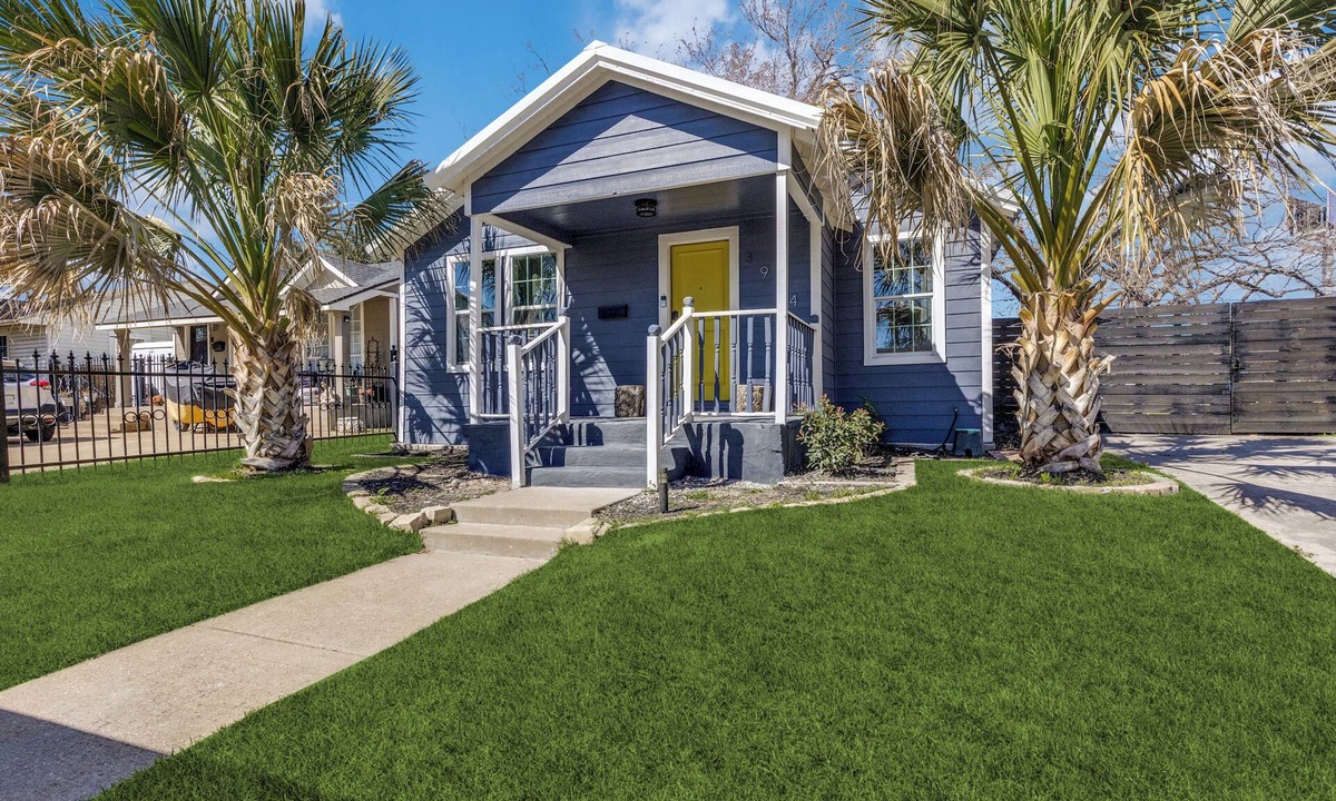 Fort Worth House | Charming Fort Worth Getaway Sleeps 10 Near TCU/Stockyards Patio & Yard