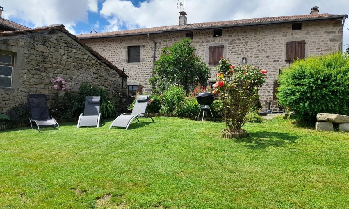 Chalmazel-Jeansagniere Cottage | Charming renovated farmhouse, large garden, 8 bedrooms
