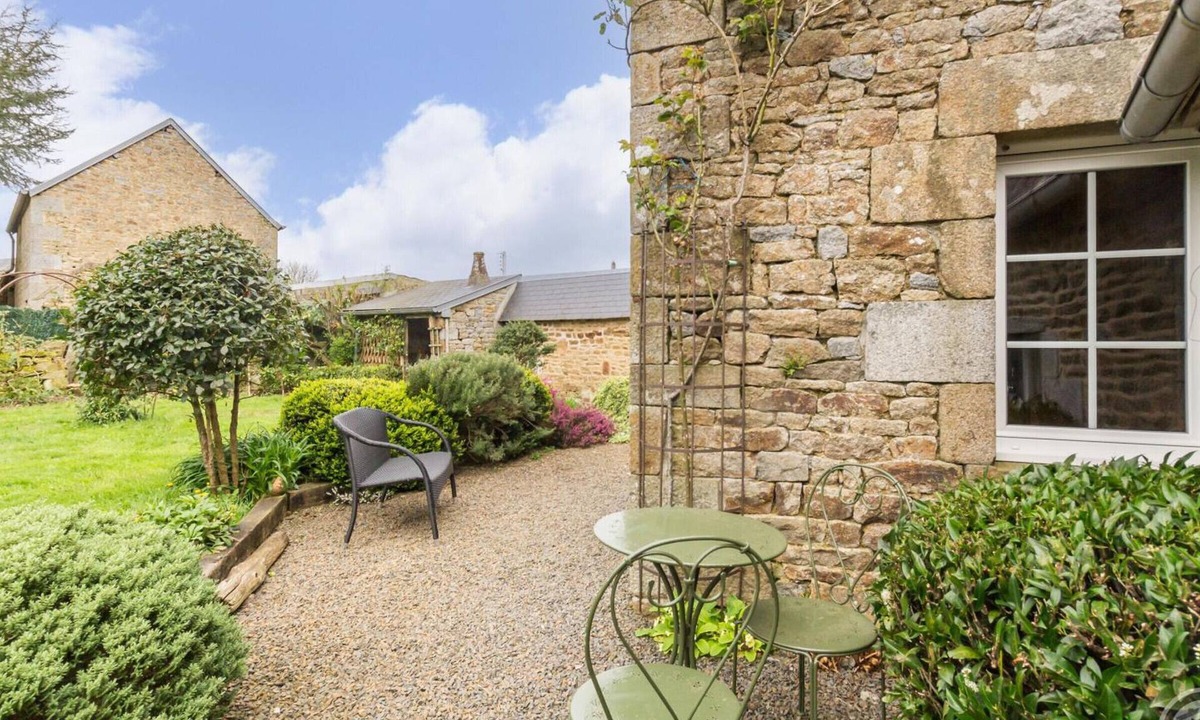 Coulouvray-Boisbenatre Cottage | Charming house with enclosed garden in Coulouvray-Boisbenâtre