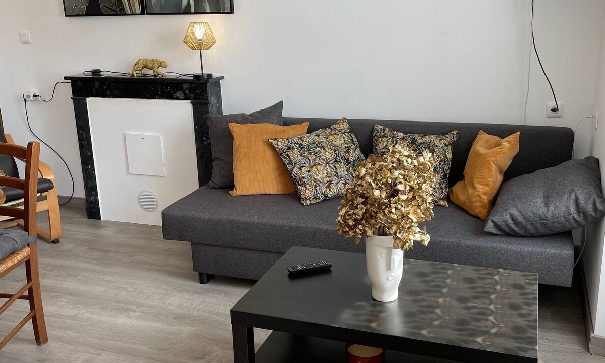 Mezieres-sur-Ponthouin Cottage | Charming Riverside Mill - Pets Allowed