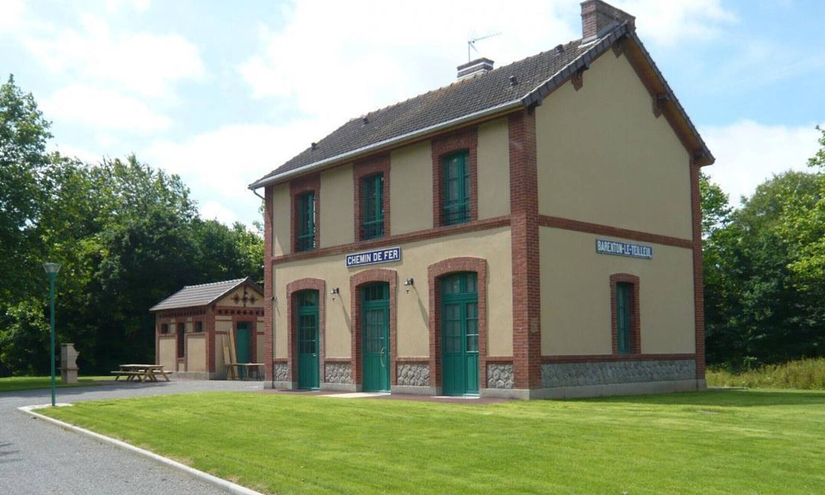 Saint-Cyr-du-Bailleul Cottage | Charming renovated house by the Greenway in Normandy, pets allowed, parking