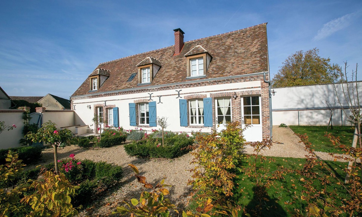 Tremblay-les-Villages Apartment | Charming renovated apartment in old house with garden