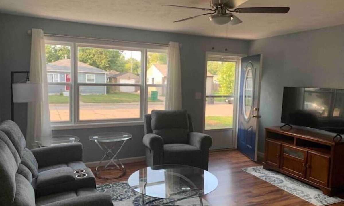 Grand Island House | Charming Fully Furnished 2 Bedroom House & Garage