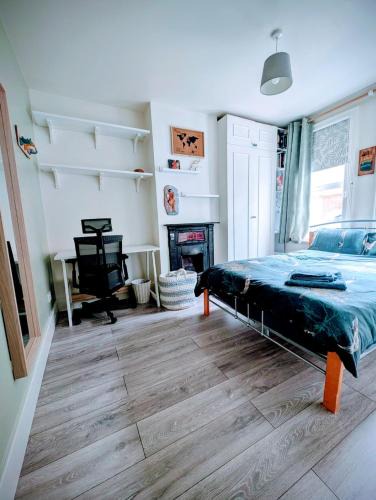 Larkhall Apartment | Charming Garden Flat in Battersea