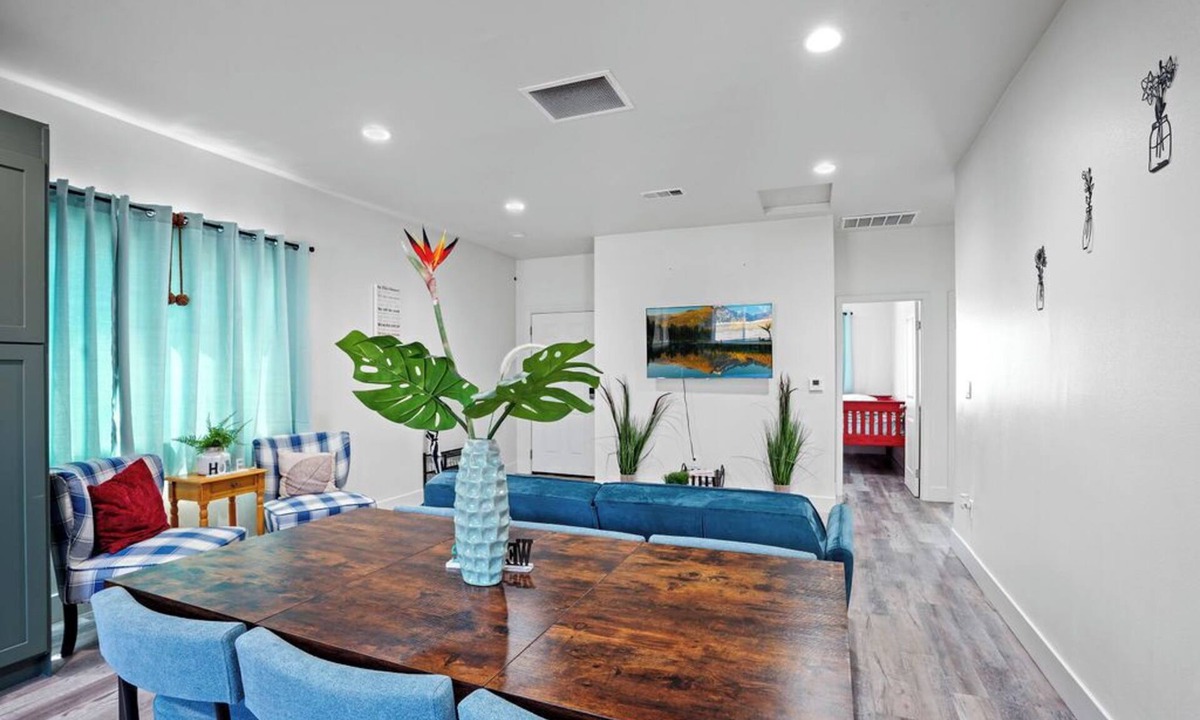 Creswell House | Charming Garden Grove Retreat with Modern Comforts