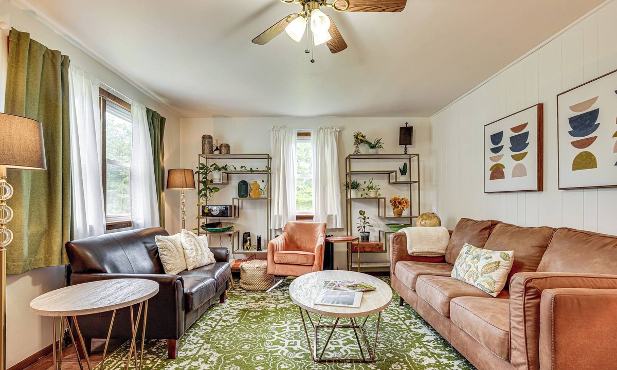 Gardiner House | Charming Gardiner Home w/Yard & Sunroom
