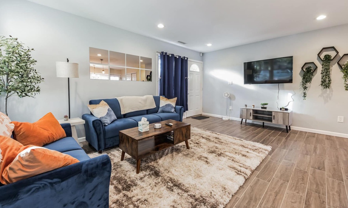 Levittown House | Charming Getaway: King Bed/3 TVs/Large Backyard/Centrally Located - New Listing!