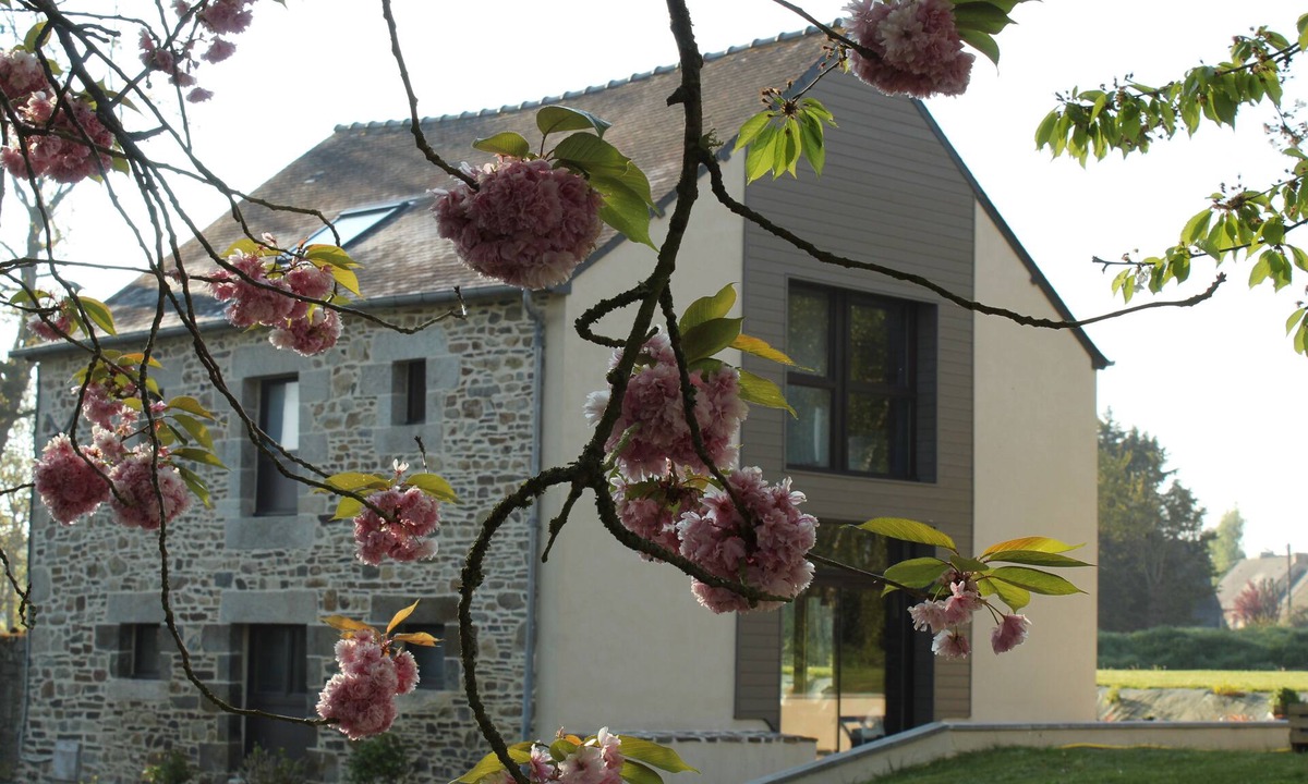 Les Champs-Geraux Cottage | Charming gîte with all modern conveniences on a large plot of land in a flower farm.