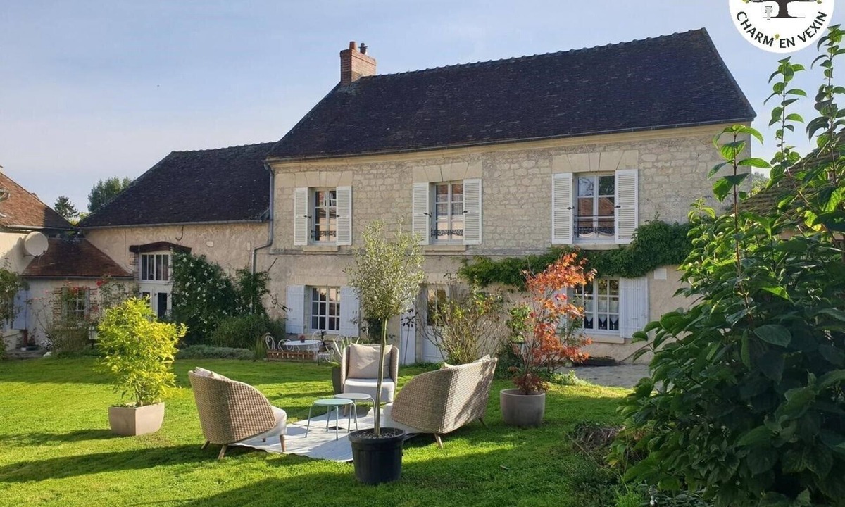 Neuilly-en-Vexin House | Charming gîte with garden and fireplace