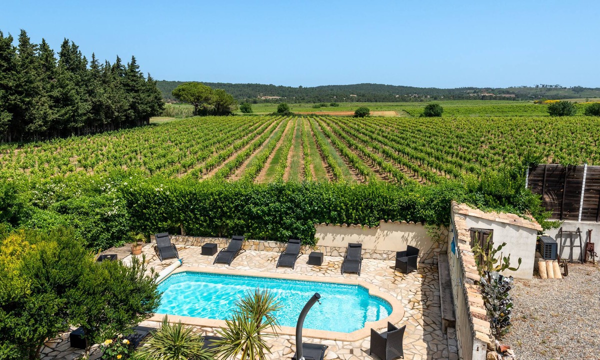 Fabrezan House | Charming gite, heated pool, in a winegrowing estate 30 minutes from the sea.