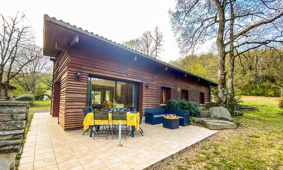 Connac House | Charming gîte with views and shared pool