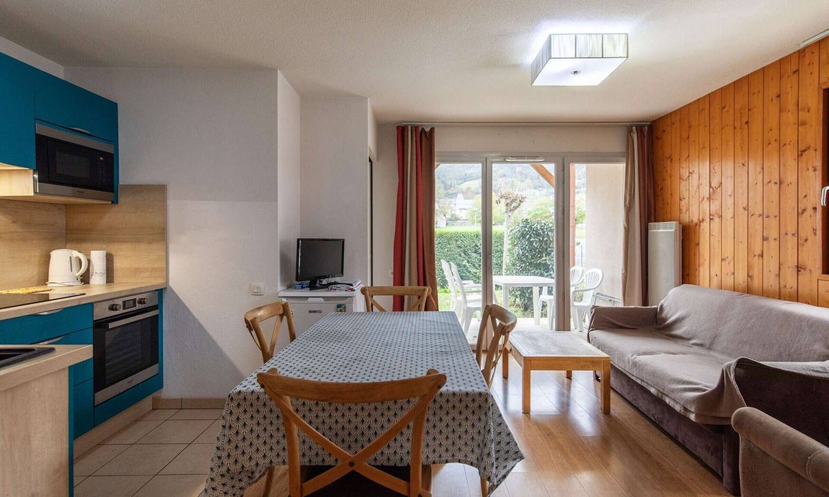Luz-Saint-Sauveur Apartment | Charming Ground Floor Apartment with Garden, 2BR, Pool & Sauna Access, Luz-Saint-Sauveur