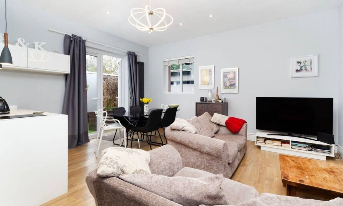 St. Margarets and North Twickenham Apartment | Charming Ground Floor Flat in Twickenham