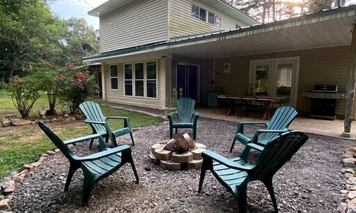 Boles Cottage | Charming Group Cottage with Amazing Equipped Backyard in Arkansas