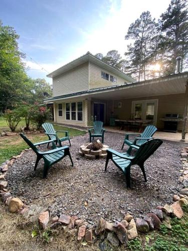 Boles House | Charming Group Cottage with Amazing Equipped Backyard in Arkansas
