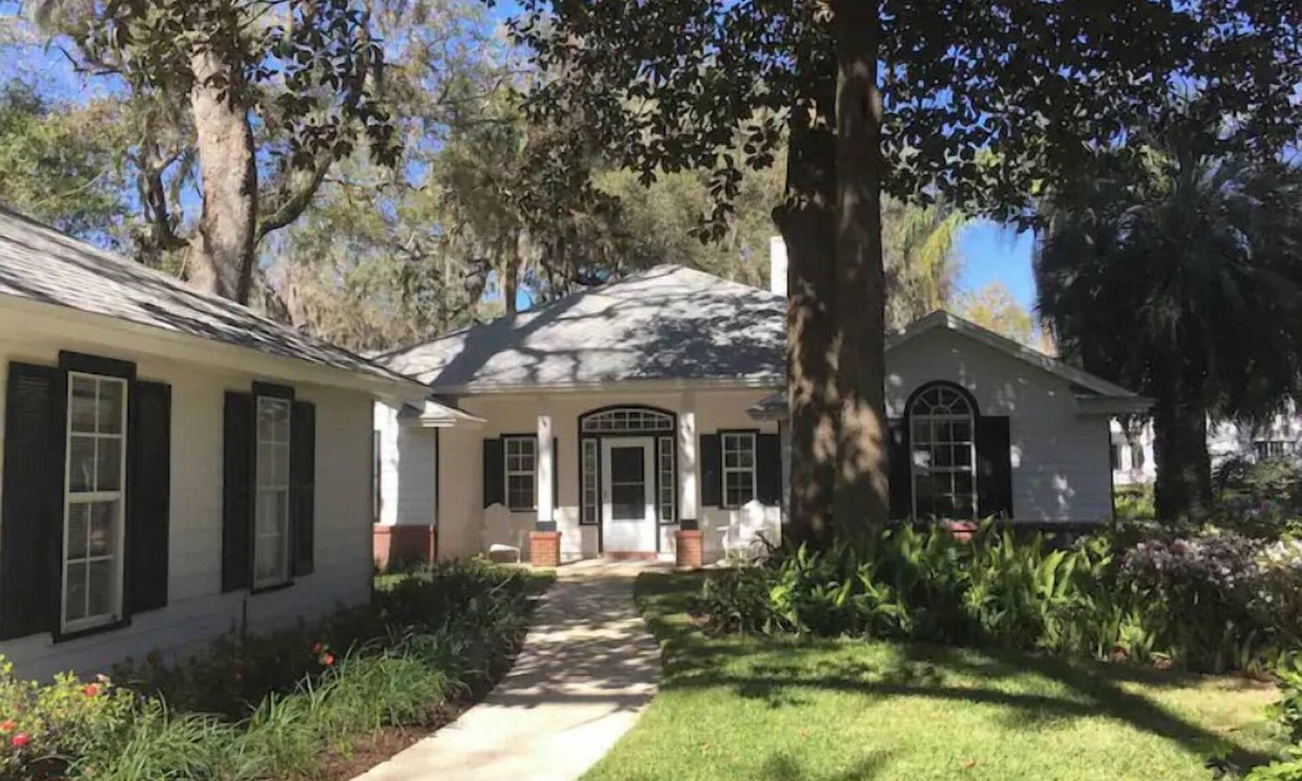 Green Cove Springs House | Charming Guest House on Private 5 Acre Riverfront Estate with DOCK- WEDDINGS