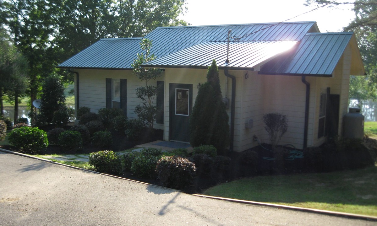 Calhoun County Cottage | Charming Guest Cottage - Very Private-25 Minutes from Oxford