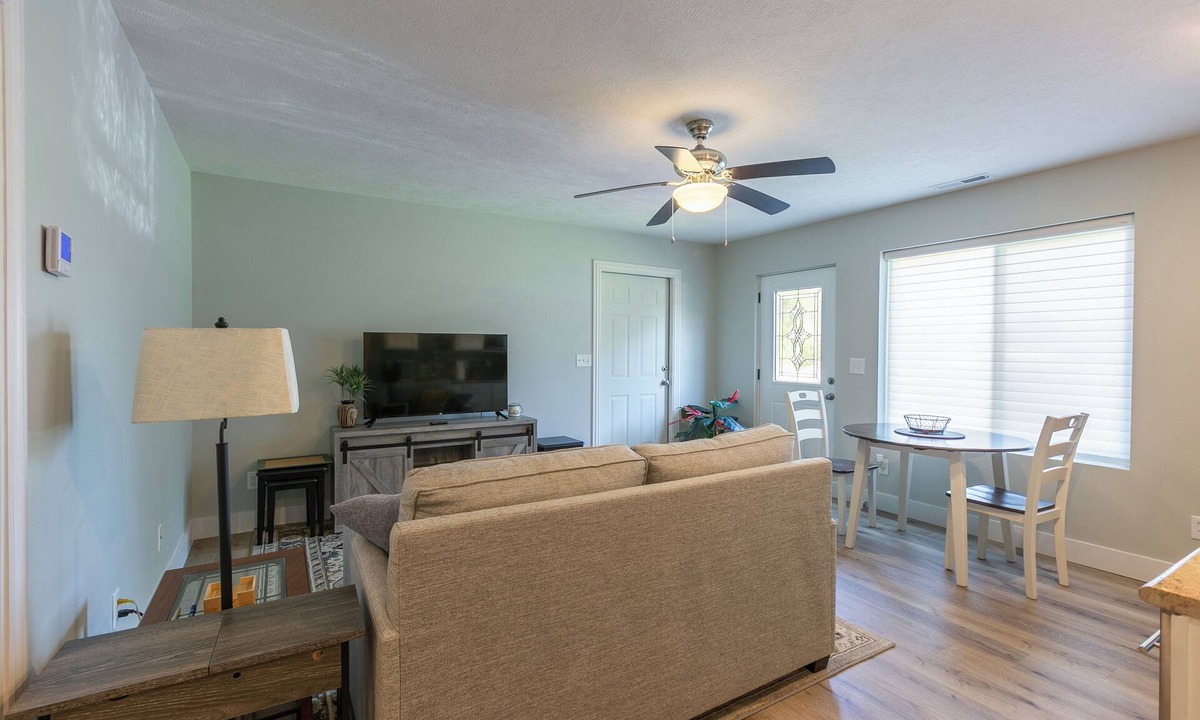 Ozark Cottage | Charming guest house on private property in quiet part of Ozark