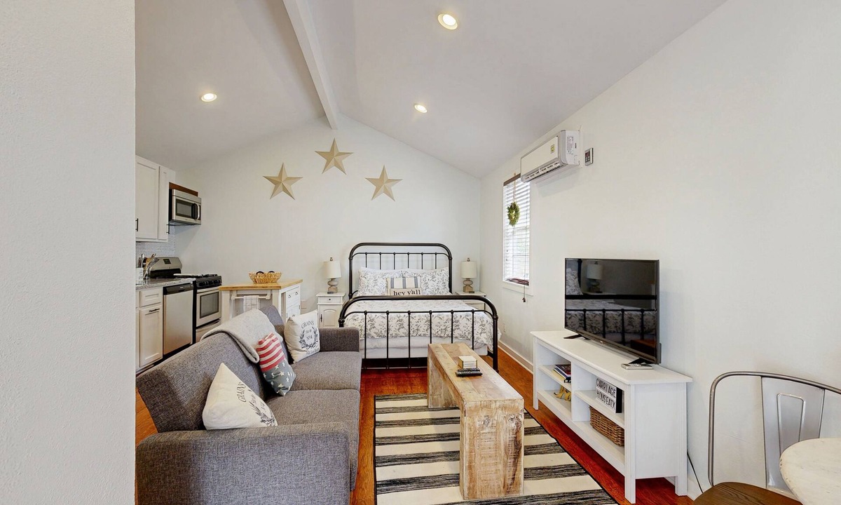 Hancock House | Charming guesthouse with full kitchen, private entrance & fenced patio