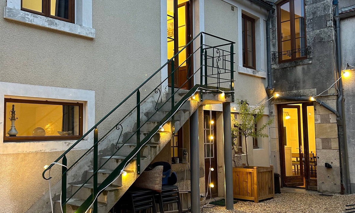 La Charite-sur-Loire House | Charming House at the Foot of the Ramparts in the City Center, Courtyard, Balcony