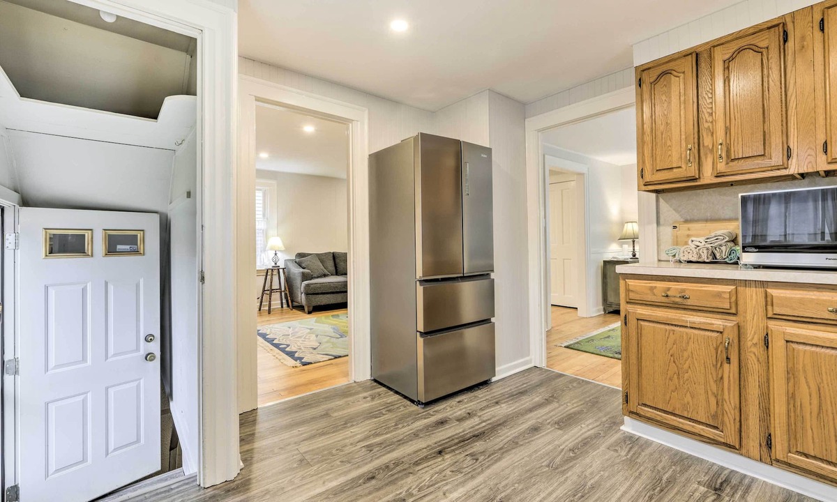 New Haven Cottage | Charming Hamden Home: 2 Mi to Yale University