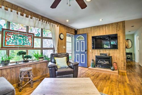 Hampton Bays House | Charming Hampton Bays Home 5 Mi to Coopers Beach