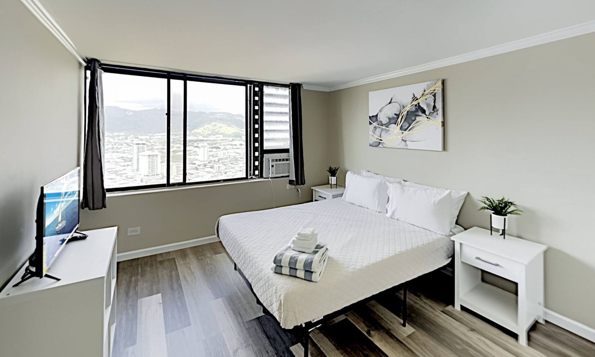 McCully - Moiliili Condo | Charming Hawaiian Monarch Studio | Pool + Gym