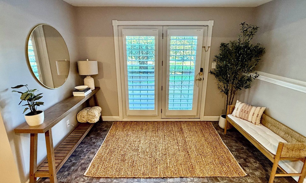 South Kansas City Apartment | Charming Hearthstone Flat: Your Chic KC Hideaway