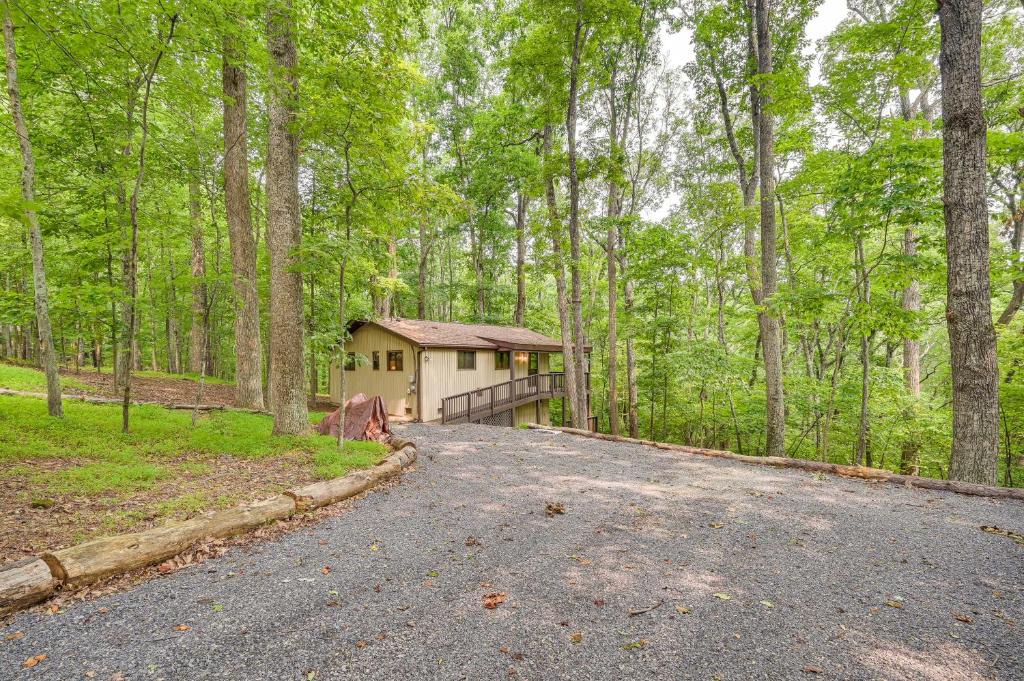 The Woods House | Charming Hedgesville Retreat w/Deck + Fireplace!