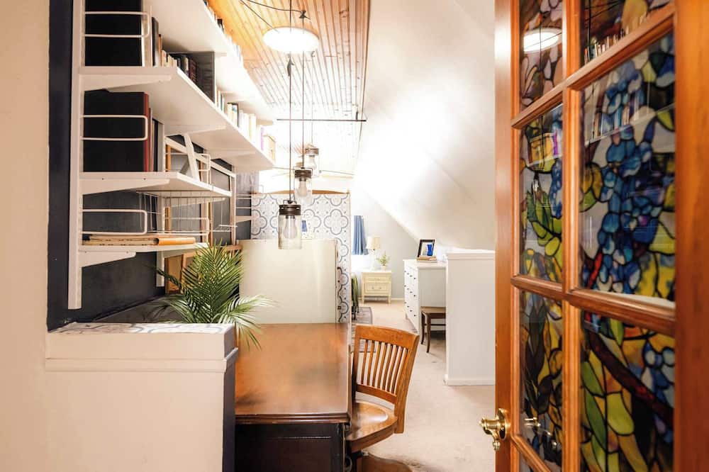 West Highland House | Charming Highlands Cottage - Walk to Shops & Eats