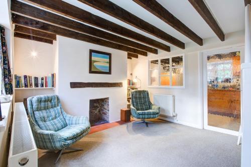 East Worldham Apartment | Charming Hilltop Cottage with Panoramic Views