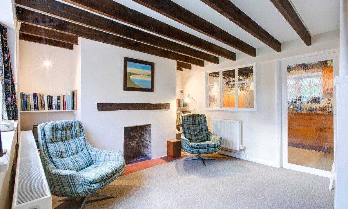 East Worldham Cottage | Charming Hilltop Cottage with Panoramic Views