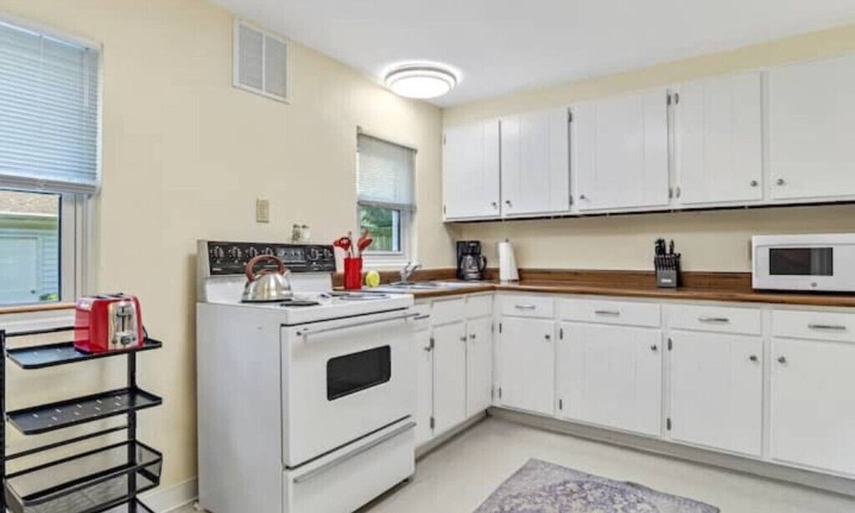 Alton House | Charming Hilltop Haven!