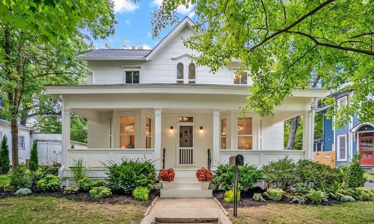 Delaware House | Charming Historic Home, Luxurious Remodel, Walk to Downtown, Tree-Lined Street