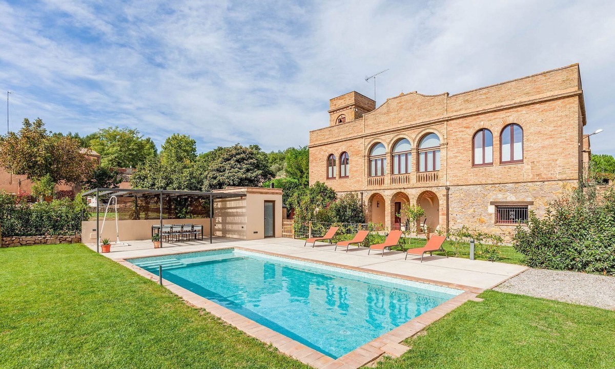 Vulpellac House | Charming Holiday Home in Vulpellac with Shared Pool