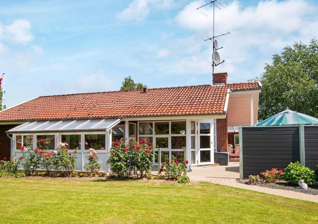 Grønninghoved Strand House | Charming Holiday Home in Jutland with Private Whirlpool