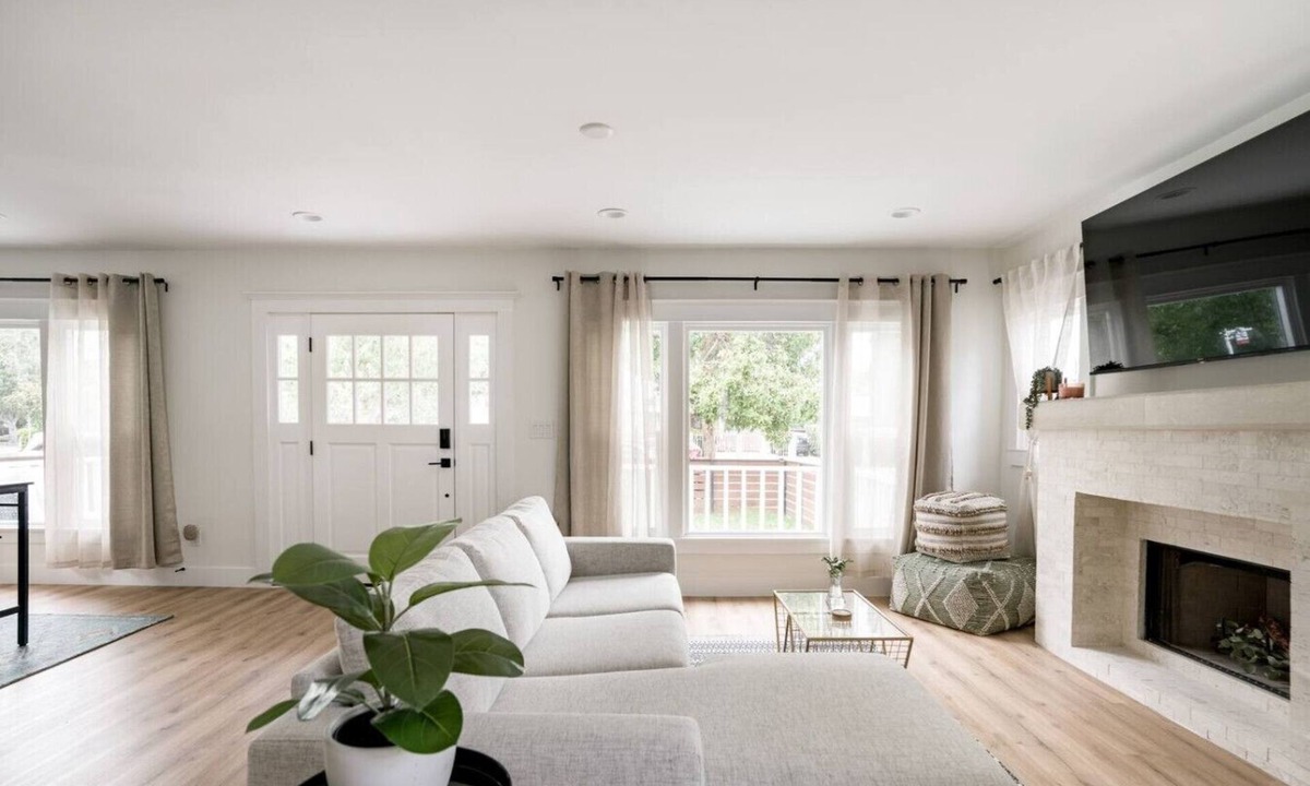 Hollywood House | Charming Hollywood Bungalow with Private Parking