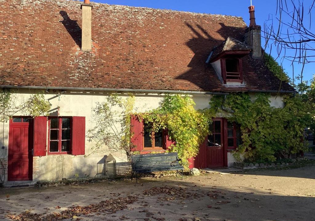 Le Veurdre House | Charming Home by River Allier Hiking Trails