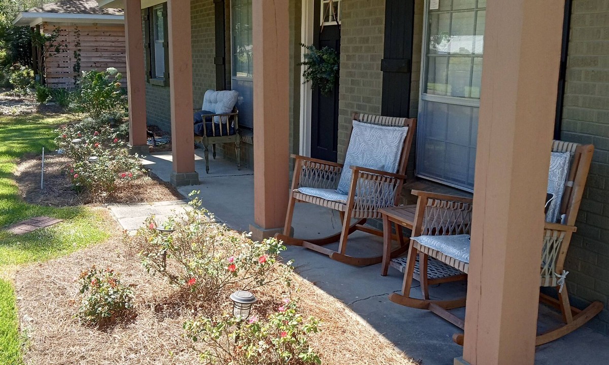 Hattiesburg House | Charming Home Comfy Beds Private Backyard with Fire Pit