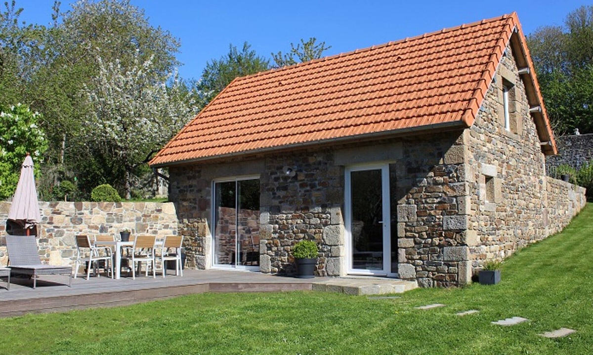 Jullouville Cottage | Charming home in Jullouville with garden and bikes